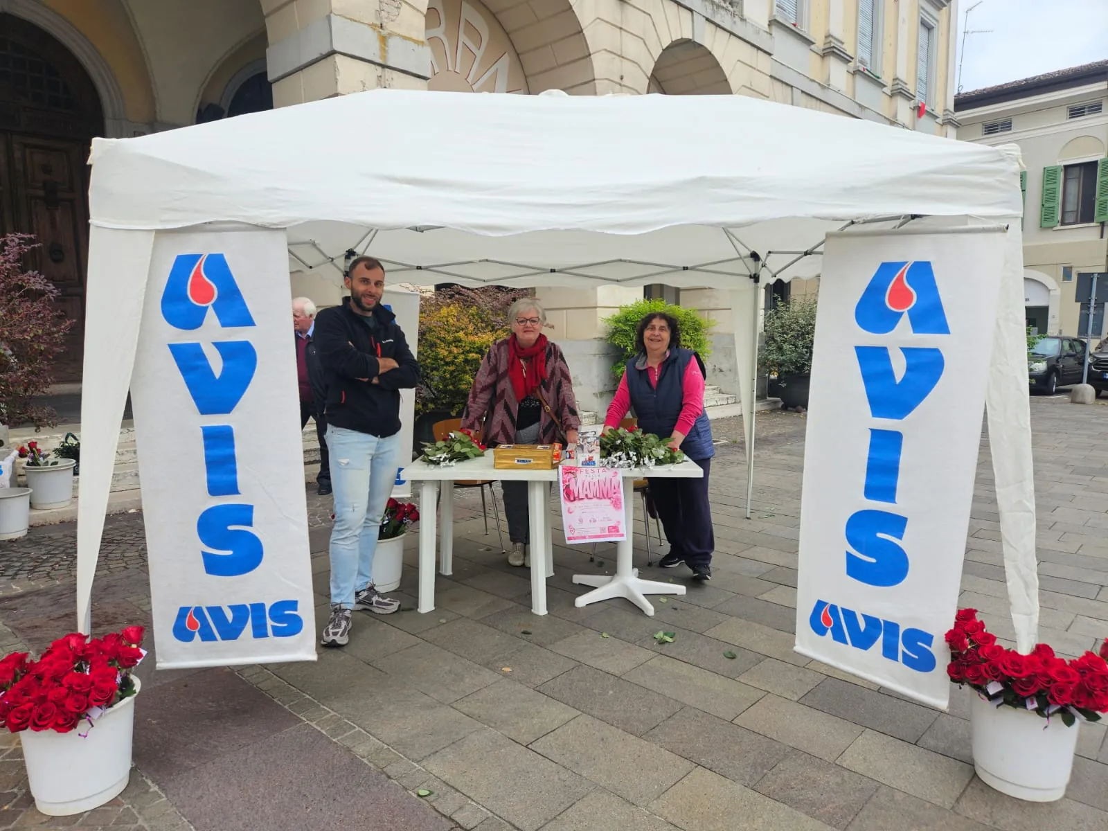 Il gazebo AVIS in piazza