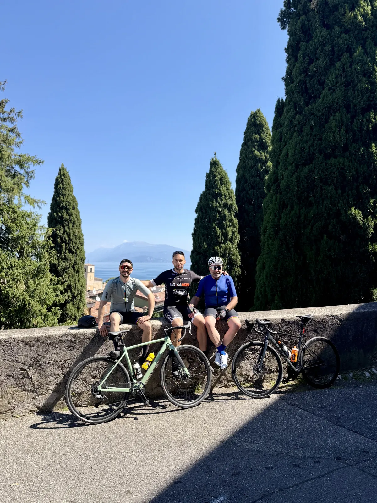 In salita, con gli amici